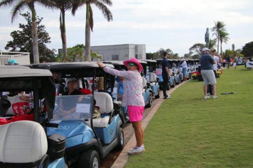 Players-lining-up-with-carts.-Photo-by-Steve-Stefanides